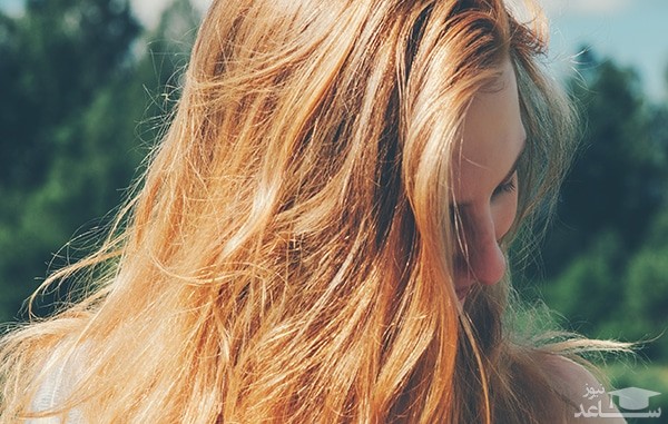 خانمی با موهای بلند زیر نور خورشید