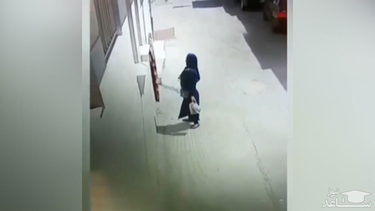 (فیلم) لحظه سرقت عجیب یک زن در خیابان