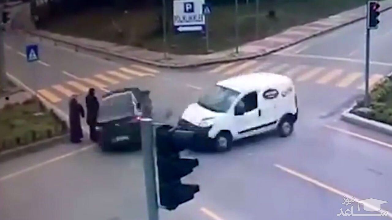 (فیلم) تصادف وحشتناک ماشین با 2 عابر پیاده