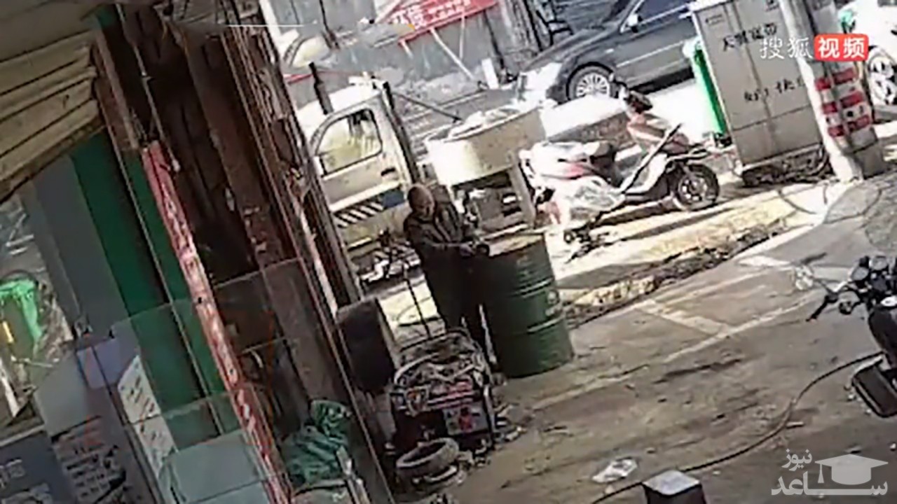 (فیلم) انفجار یک بشکه هنگام سنگ زنی