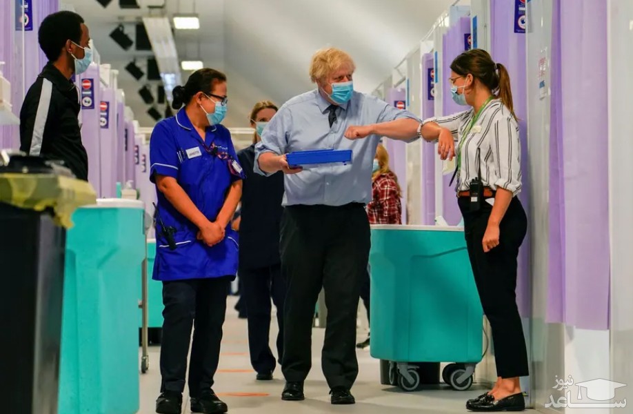 نخست وزیر بریتانیا در دیدار از یک مرکز واکسیناسیون عمومی علیه کرونا در لندن