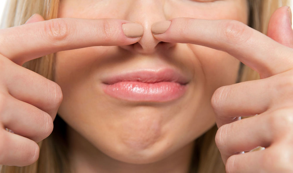 از بین بردن جوش های سرسیاه روی بینی