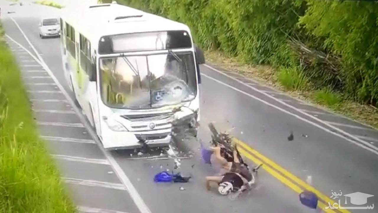 (فیلم) لحظه تصادف وحشتناک موتور سوار با اتوبوس