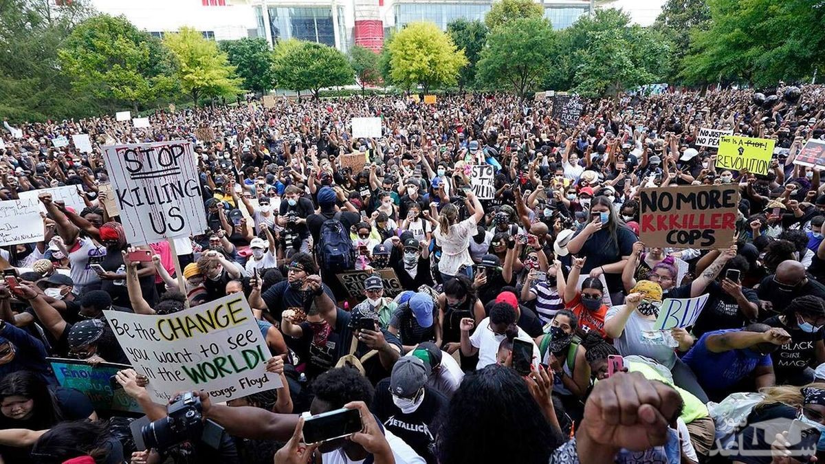 نماز خواندن معترض سیاه‌پوست در مقابل پلیس