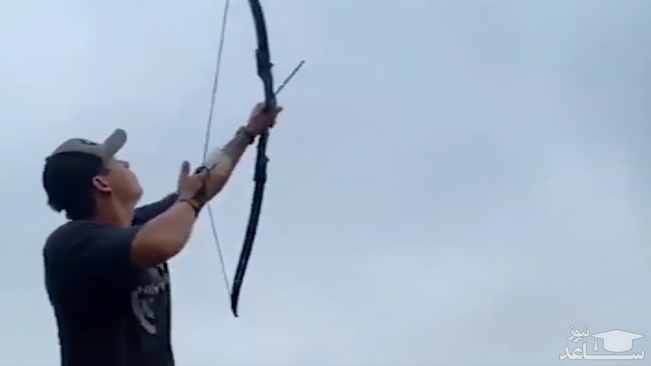 (فیلم) مهارت خیره کننده یک تیرانداز حرفه ای