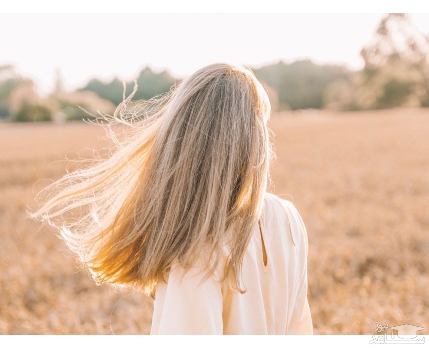 خانمی با موهای بلند زیر نور نورشید