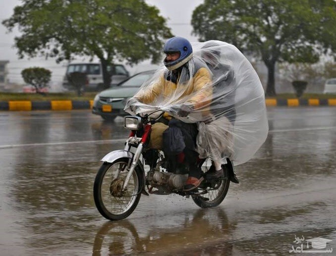 موتور سوار در روز بارانی