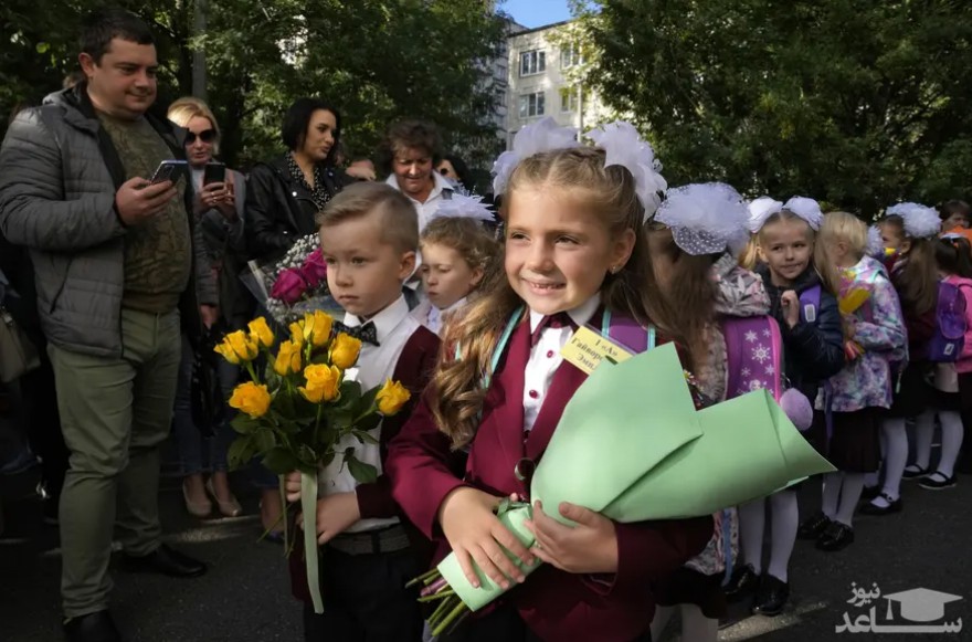 جشن نخستین روز بازگشایی مدارس در شهر "سن پترز بورگ" روسیه/ آسوشیتدپرس