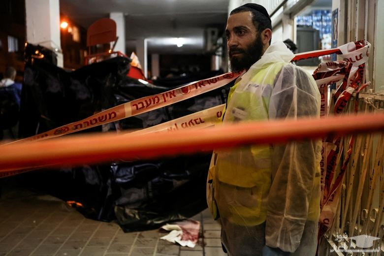 یک کارشناس پزشکی قانونی پلیس اسراییل در صحنه تیراندازی مرگبار در خیابانی در شهر " بنی براک" در حومه شهر تل آویو/ رویترز