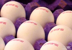 (فیلم) شوخی جالب با درج تاریخ تولید غیرواقعی روی تخم مرغ‌ها