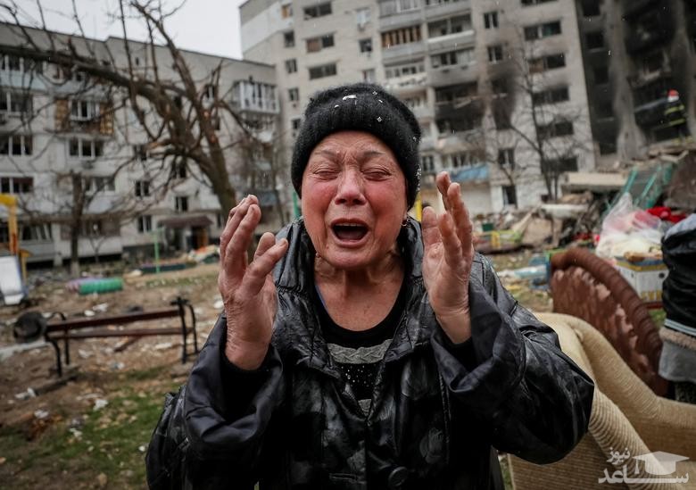 گریه مادر 77 ساله اوکراینی که دختر و دامادش را در اثر حملات موشکی روسیه از دست داده است./ رویترز