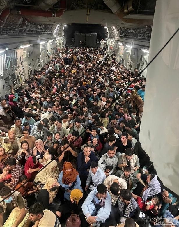 سوار کردن 640 شهروند افغانستان در محفظه بار هواپیمای ترابری ارتش آمریکا برای خارج کردن آنها از فرودگاه کابل / دیفنس وان