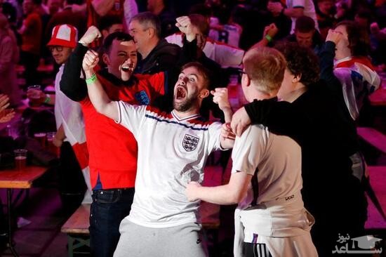 شادمانی طرفداران فوتبال انگلیس از پیروزی تیم کشورشان مقابل تیم ایران در جام جهانی 2022/ منچستر/ رویترز
