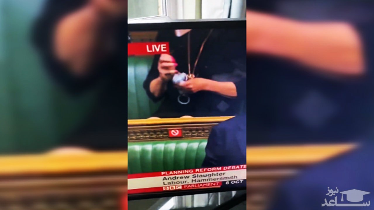 (فیلم) تمیز کردن عینک با ماسک توسط نماینده پارلمان انگلیس!