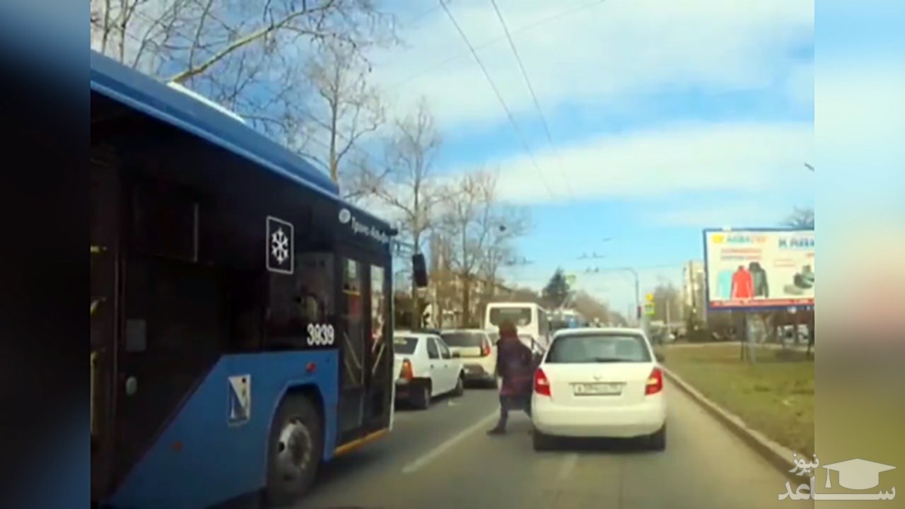 (فیلم) آموزش درس اخلاق یک راننده زن به راننده دیگر