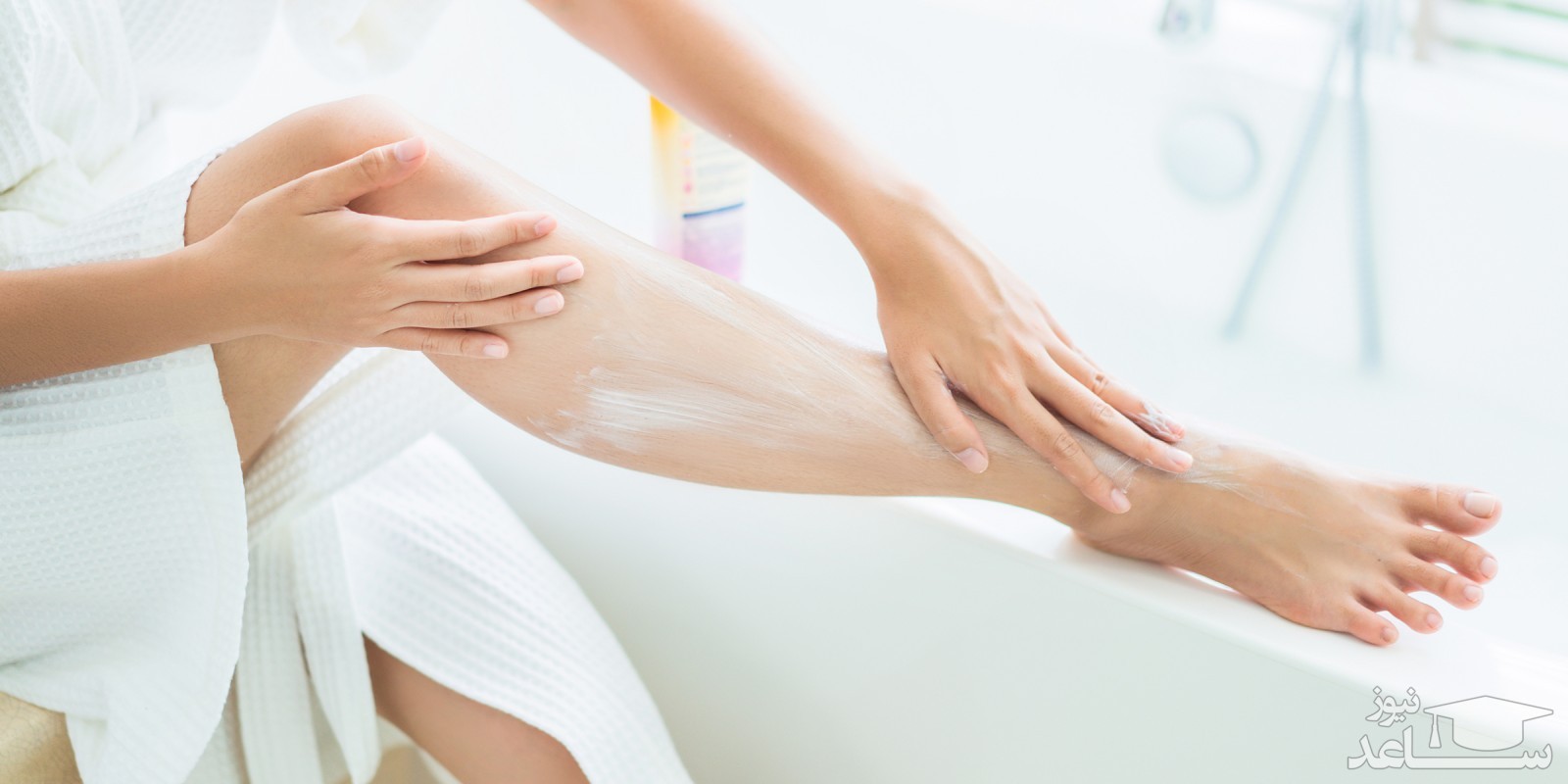 خانمی در حال استفاده از لوسیون بدن