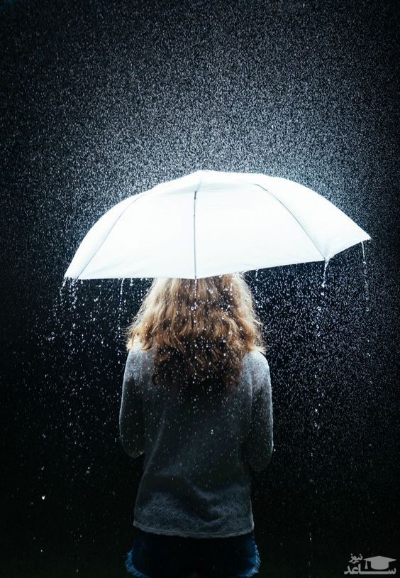 دختر چتر دار زیر باران