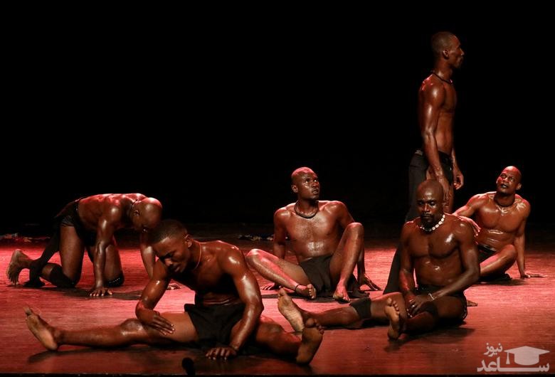 اجرای یک گروه نمایش روی صحنه در جشنواره هنرهای آفریقایی در شهر آبیجان ساحل عاج / رویترز