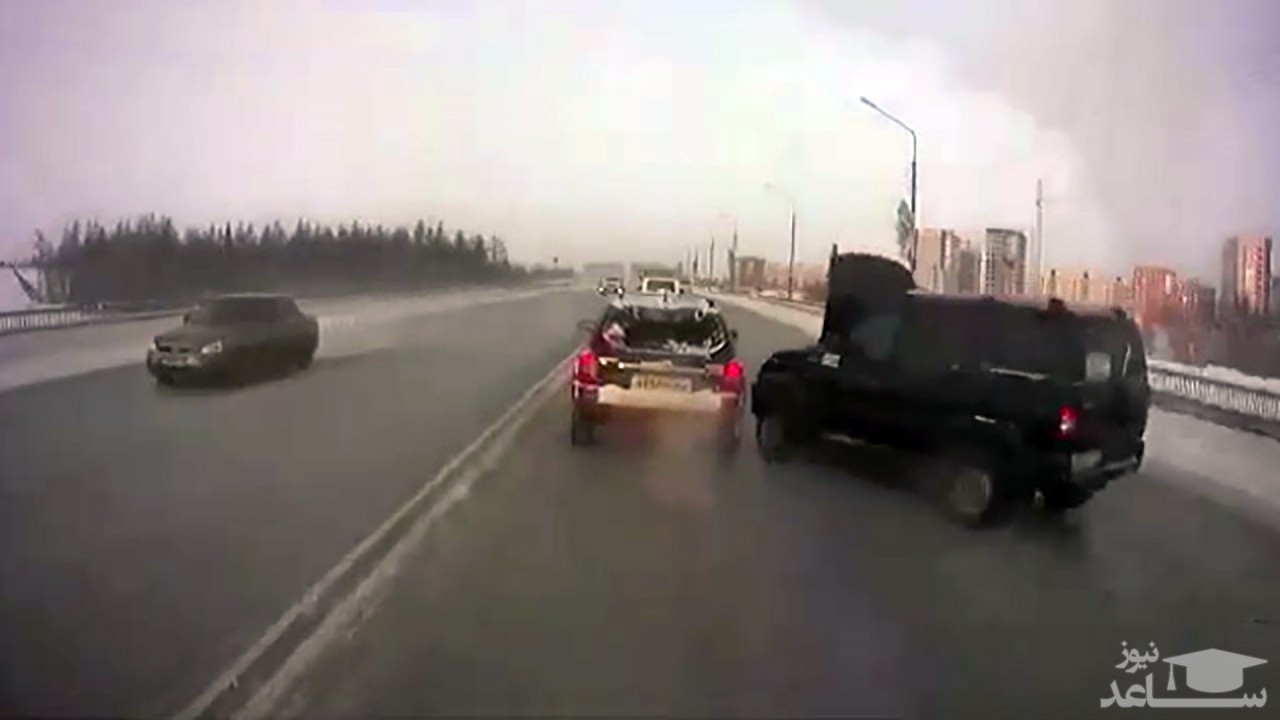 (فیلم) باز شدن ناگهانی کاپوت یک خودرو حادثه آفرید 