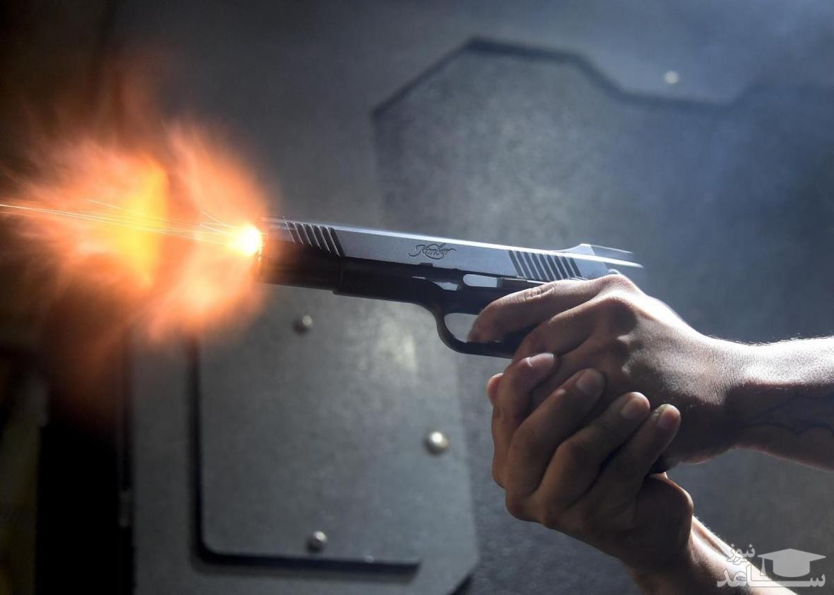 (فیلم) لحظه هولناک تیرباران مرد خیانتکار توسط زنش در وسط خیابان