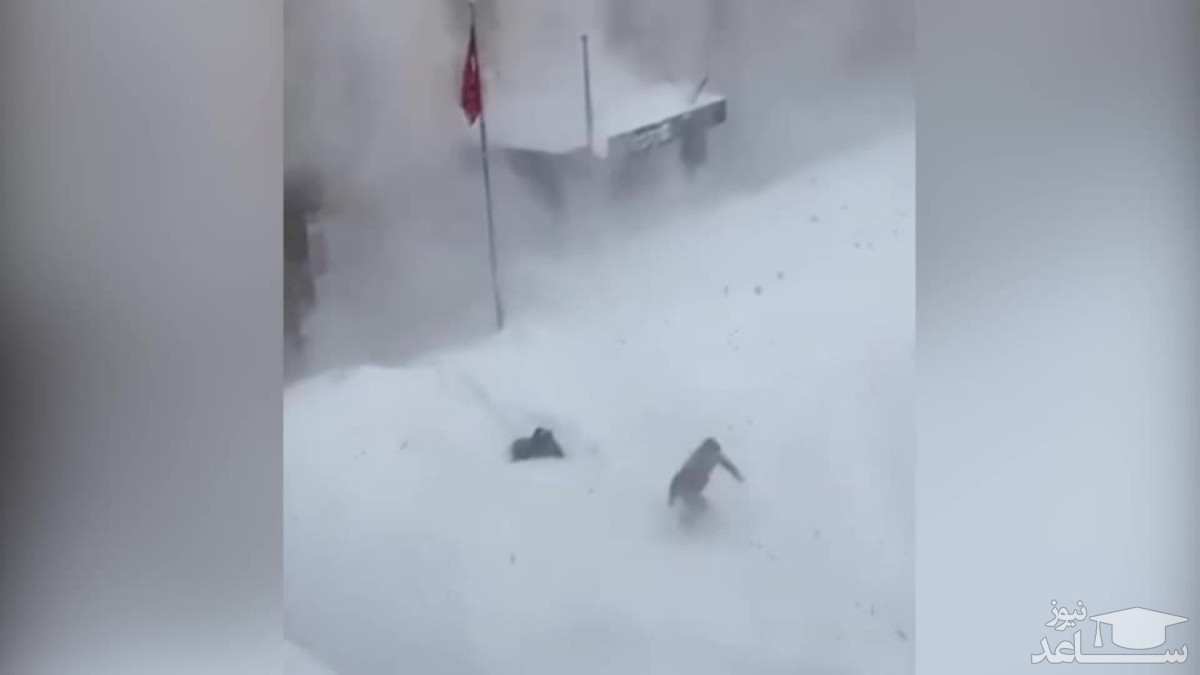 حادثه هولناک سقوط تکه‌های عظیم برف روی دو دانشجو +فیلم