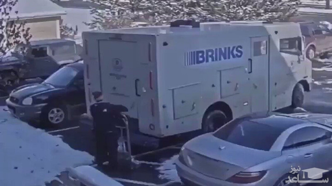 (فیلم) لحظه دستبرد به ماشین حامل پول در مقابل نیرو‌های امنیتی