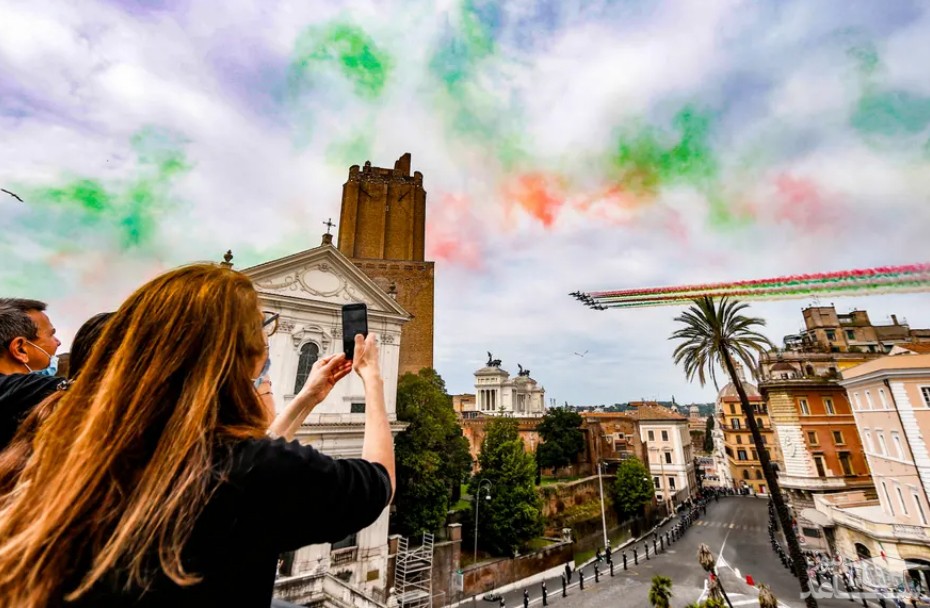 نمایش نیروی هوایی ایتالیا به مناسبت روز جمهوری در شهر روم