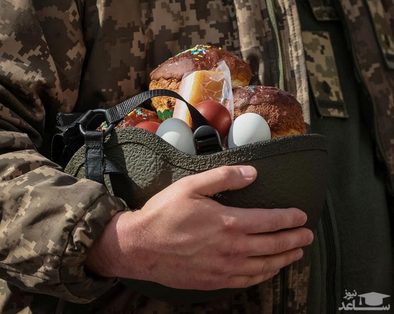 توزیع کیک و تخم مرغ های مخصوص "عید پاک" بین سربازان اوکراین در شهر "کی یف"/ رویترز