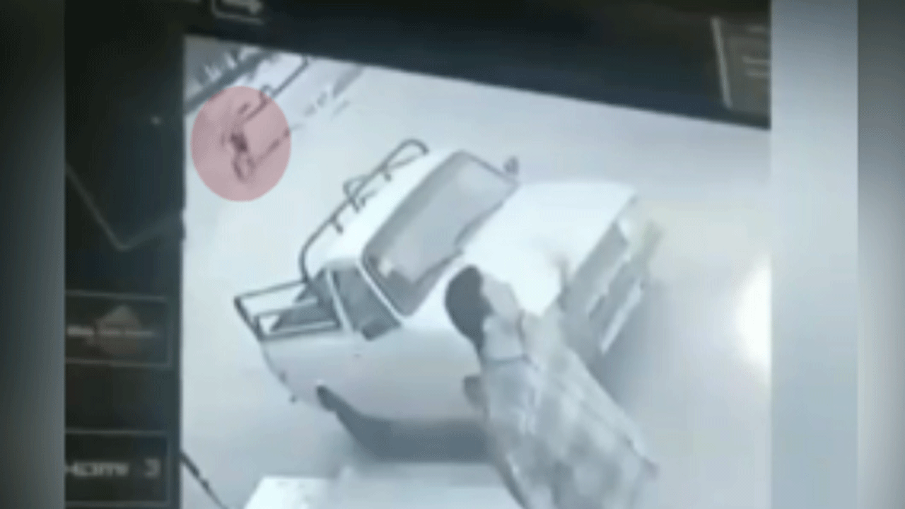 (فیلم) تصادف پیک موتوری بی احتیاط در اهواز 