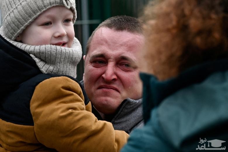 مردی اوکراینی از آوارگان جنگ اوکراین در مرز اسلواکی فرزندش را در آغوش گرفته است./ رویترز