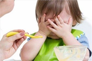 چگونه کودکان بد غذا را به خوردن تشویق و ترغیب کنیم؟
