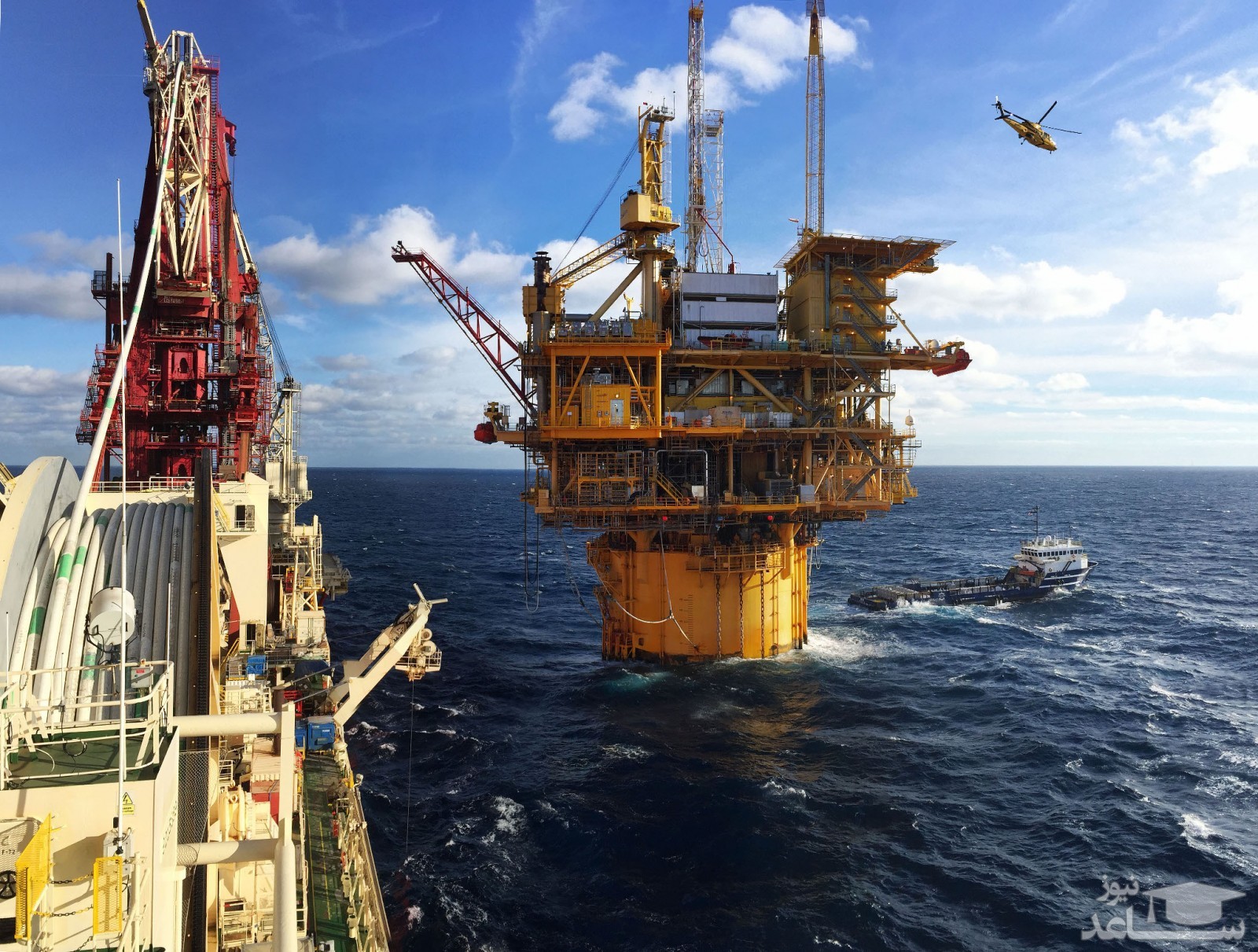 گیر افتادن سکوی نفتی میان امواج سرگردان