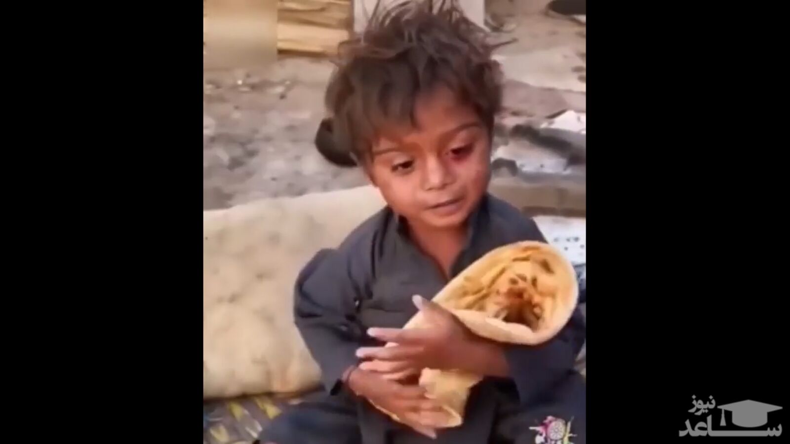 (فیلم) خوشحالی دردناک و تکان دهنده کودک فقیر با دیدن تکه ای نان