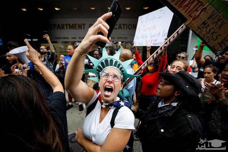 تظاهرات گروهی از معلمان واکسن گریز در شهر نیویورک آمریکا در مقابل ساختمان وزارت آموزش این ایالت در اعتراض به الزامی شدن تزریق واکسن کرونا برای کادر آموزشی این شهر/ رویترز