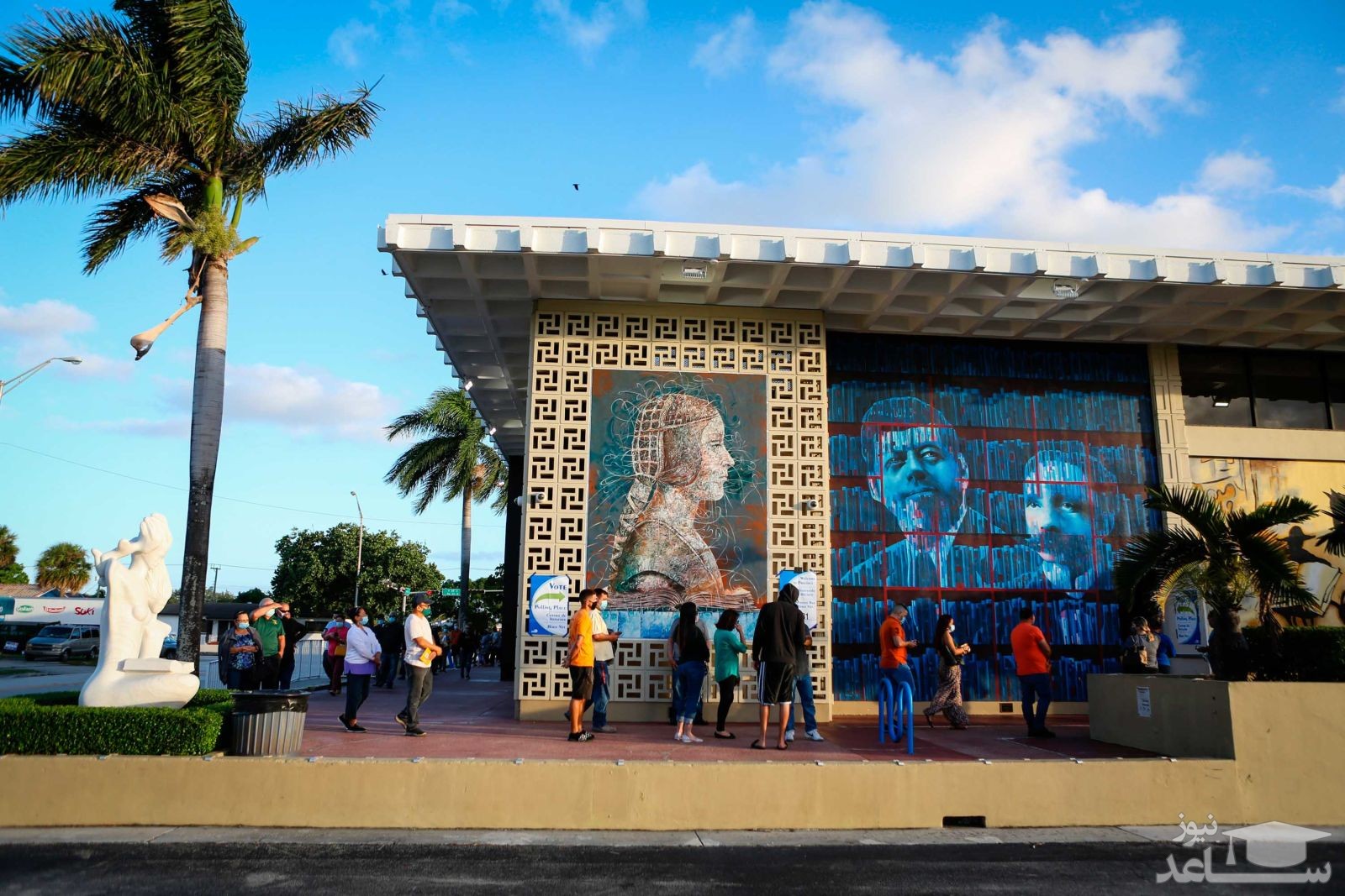 (عکس) کفش‌های جالب متصدی رأی‌گیری در آمریکا