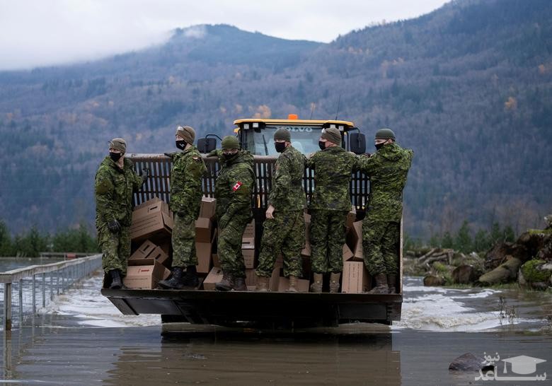 نیروهای ارتش در حال امدادرسانی به سیلزدگان در ایالت "بریتیش کلمبیا" کانادا/ رویترز