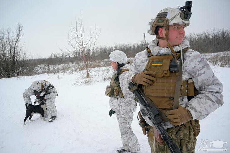 نیروهای ارتش اوکراین در خط مقدم و در مقابل صفوف مرزی با نیروهای جدایی طلب در شرق اوکراین/ رویترز