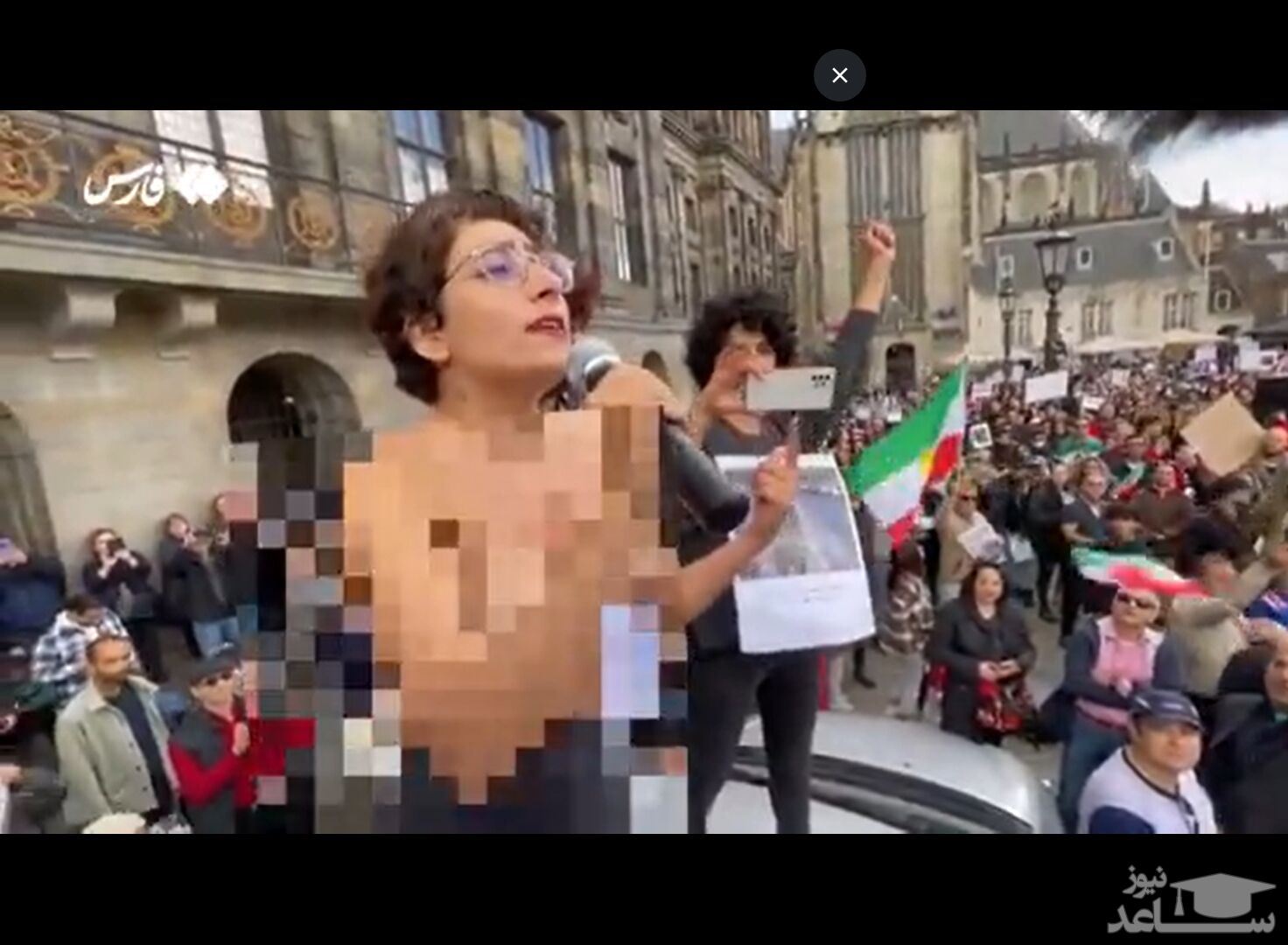 (فیلم) دختر کاملا برهنه ایرانی در تجمعات/ پشت میکروفون چه شعاری می داد؟