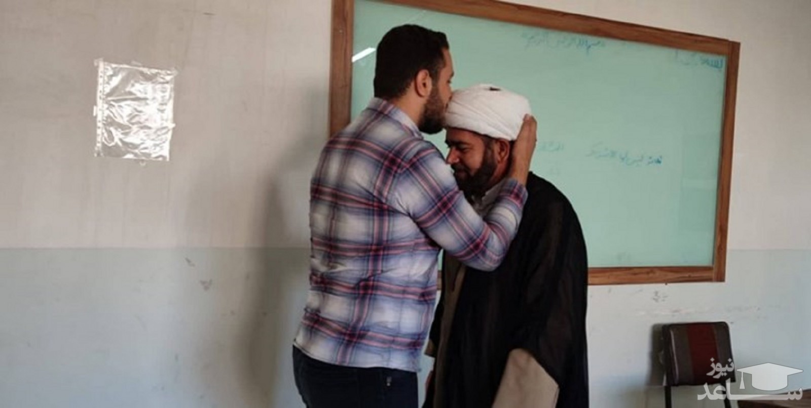 (فیلم) واکنش جنجالی جوانان مقابل عمامه پرانی و هتک حرمت به روحانیت