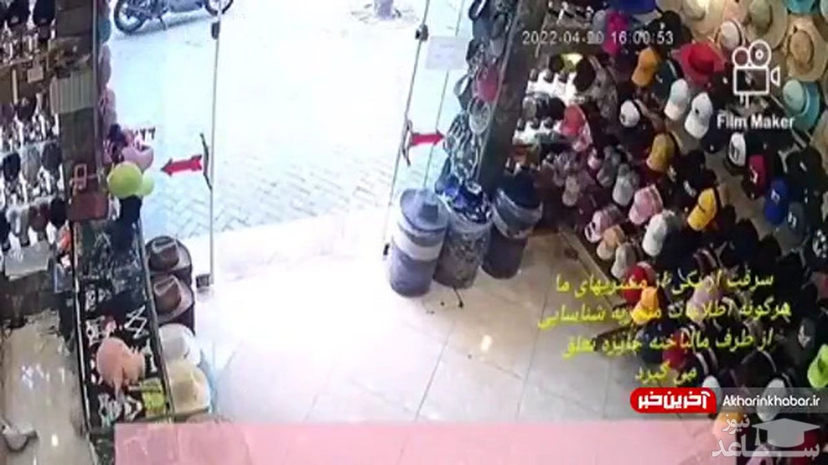 (فیلم) حمله وحشیانه زورگیران به کلاه‌فروشی با قمه در روز روشن
