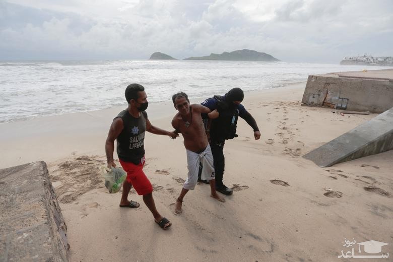 دستگیری یک مرد مکزیکی که بر خلاف قوانین قرنطینه به ساحل آمده است./ رویترز