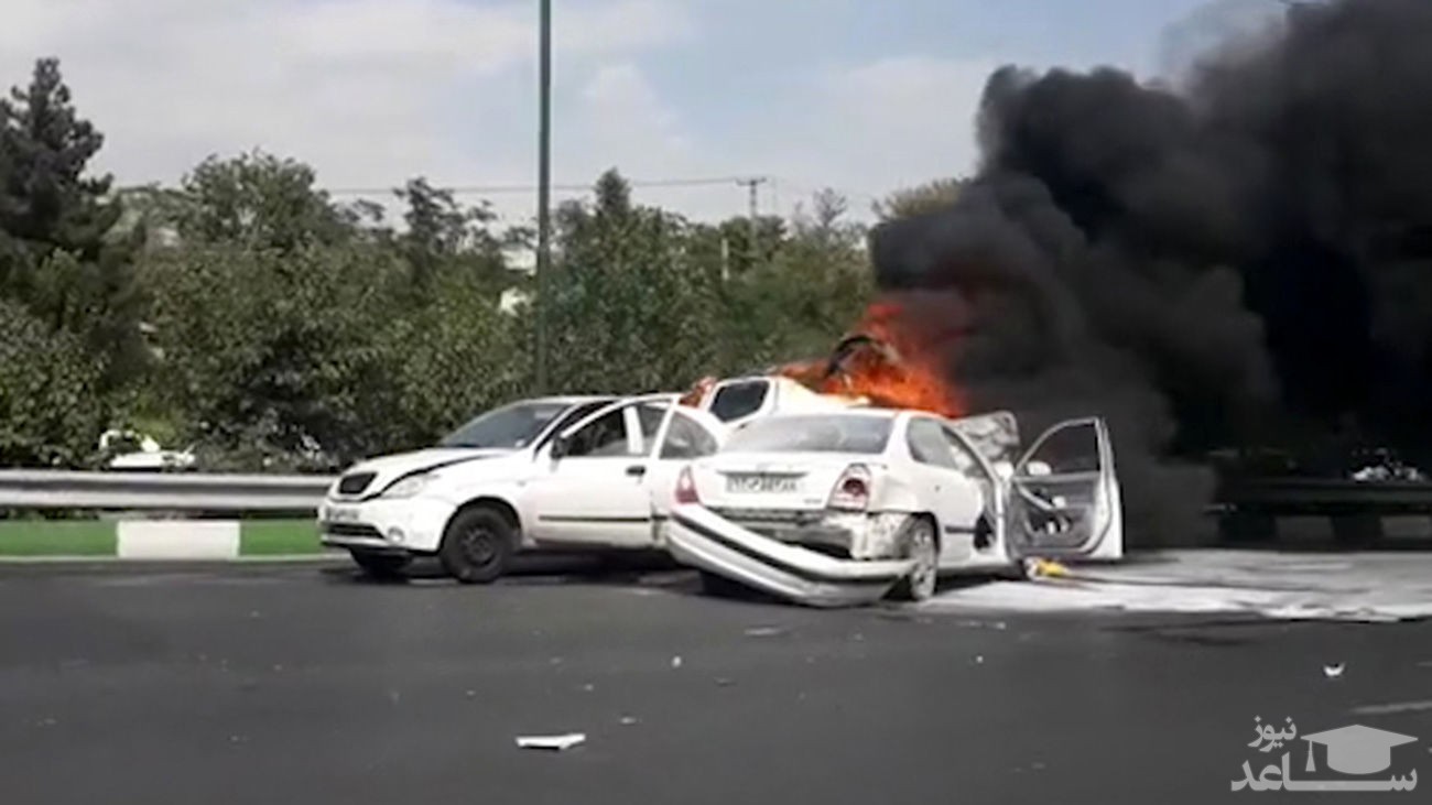 (فیلم) تصادف وحشتناک سه خودرو و آتش گرفتن آنها در اتوبانی در تهران