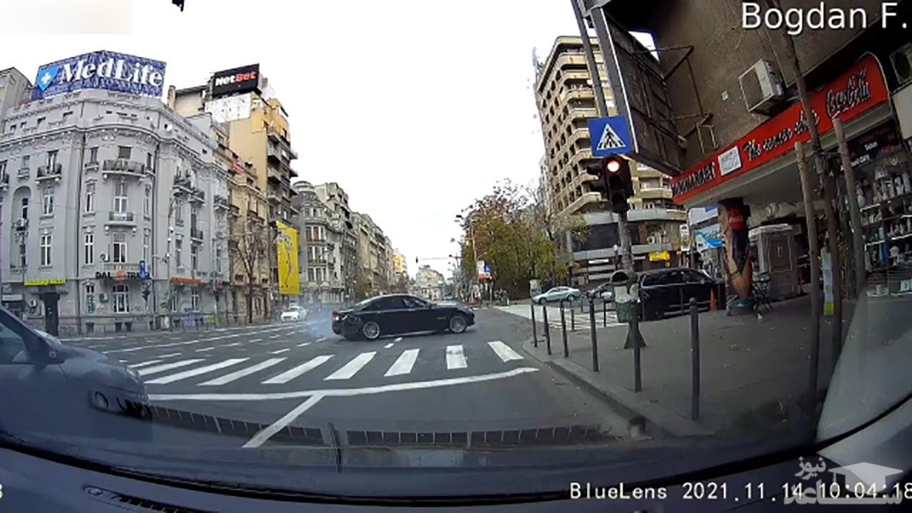 (فیلم) تصادف بی ام و با تیر چراغ راهنمایی و رانندگی 