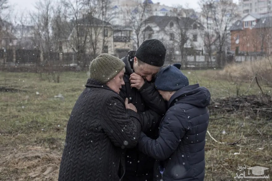 گریه یک خانواده عزیز از دست داده اوکراینی در کنار یک گور دسته جمعی در شهر "بوچا". دولت اوکراین و حامیان غربی آن، ارتش روسیه را به جنایت جنگی علیه غیرنظامیان شهر بوچا متهم کرده اند. / خبرگزاری آناتولی
