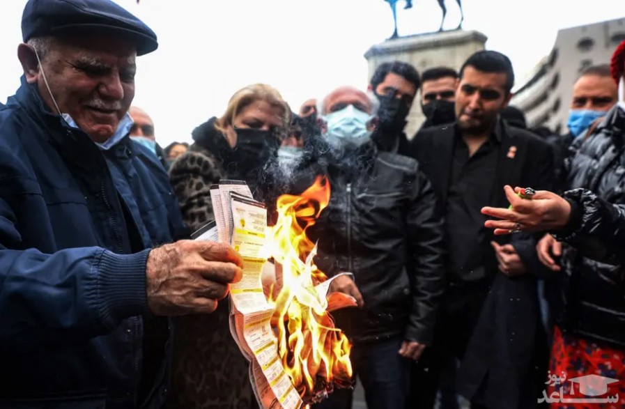 گروهی از معترضان به افزایش قیمت انرژی در شهر آنکارا ترکیه به نشانه اعتراض به افزایش قیمت ها، قبض برق مصرفی خود را به آتش می کشند./ خبرگزاری فرانسه