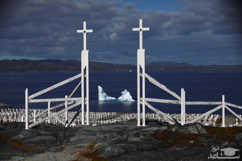 آب شدن یک کوه یخی در گرینلند/ رویترز