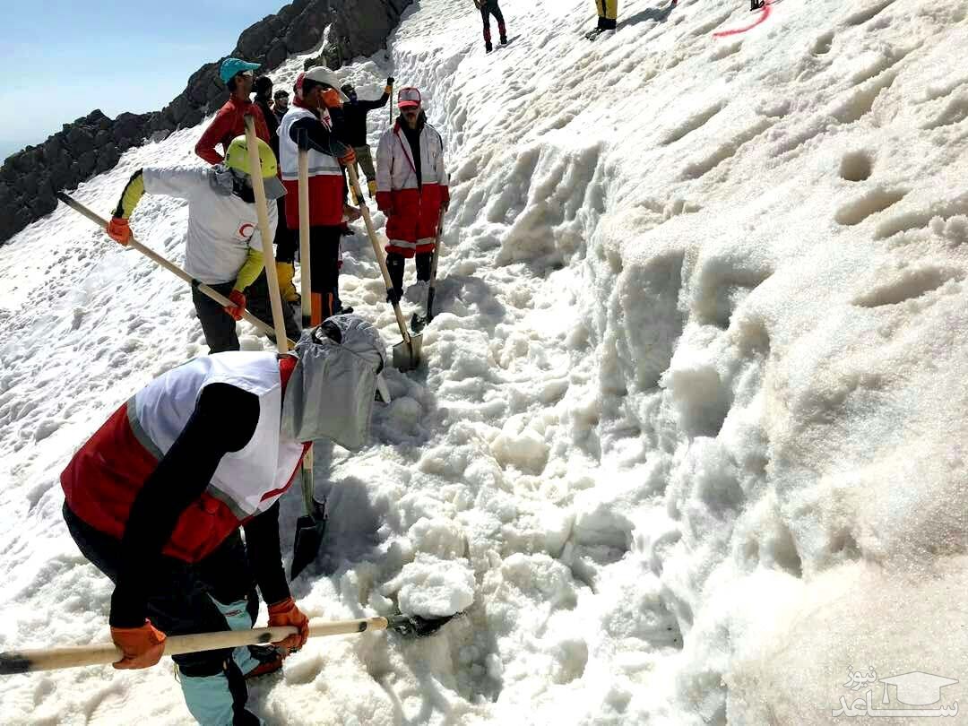 (فیلم) جنازه ای مردانه زیر برف در قله دماوند کشف شد