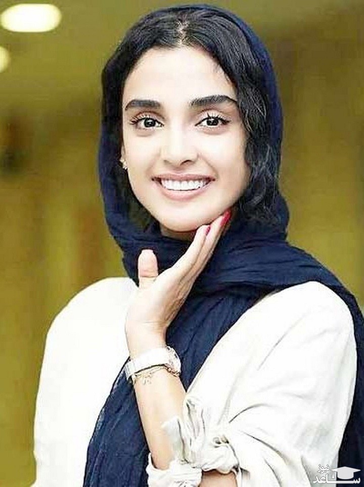 سلفی الهه حصاری در آینه ماشین