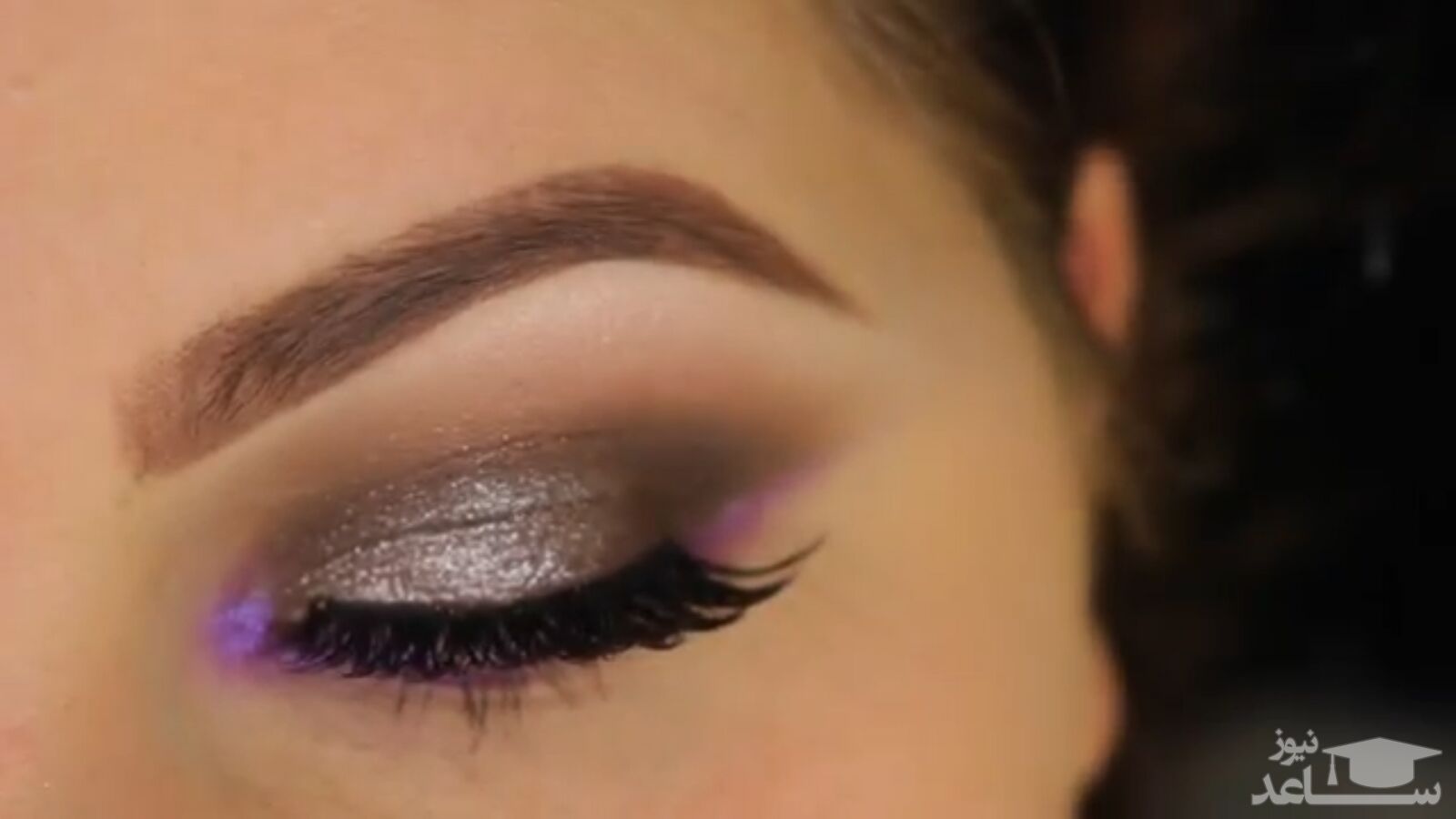 کلیپ آموزش تزئین چشم ها با سایه اکلیلی خاکی