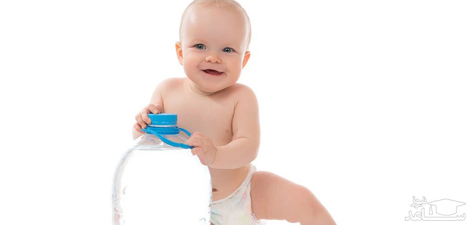 از چه زمانی میتوانیم به نوزاد آب دهیم؟